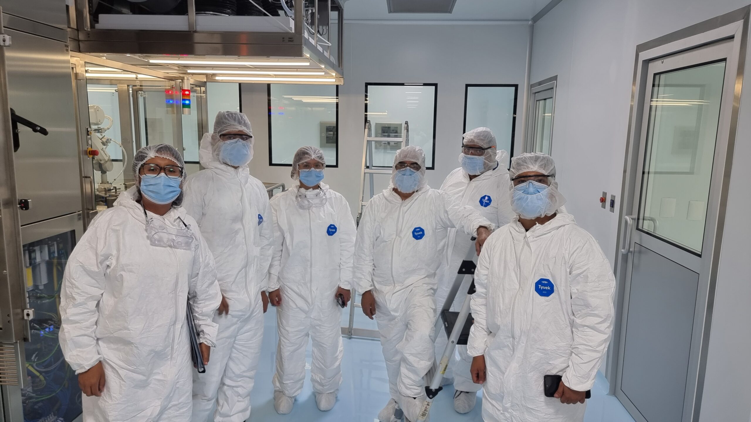 Equipo técnico de KROXTEK especializado en ambientes críticos