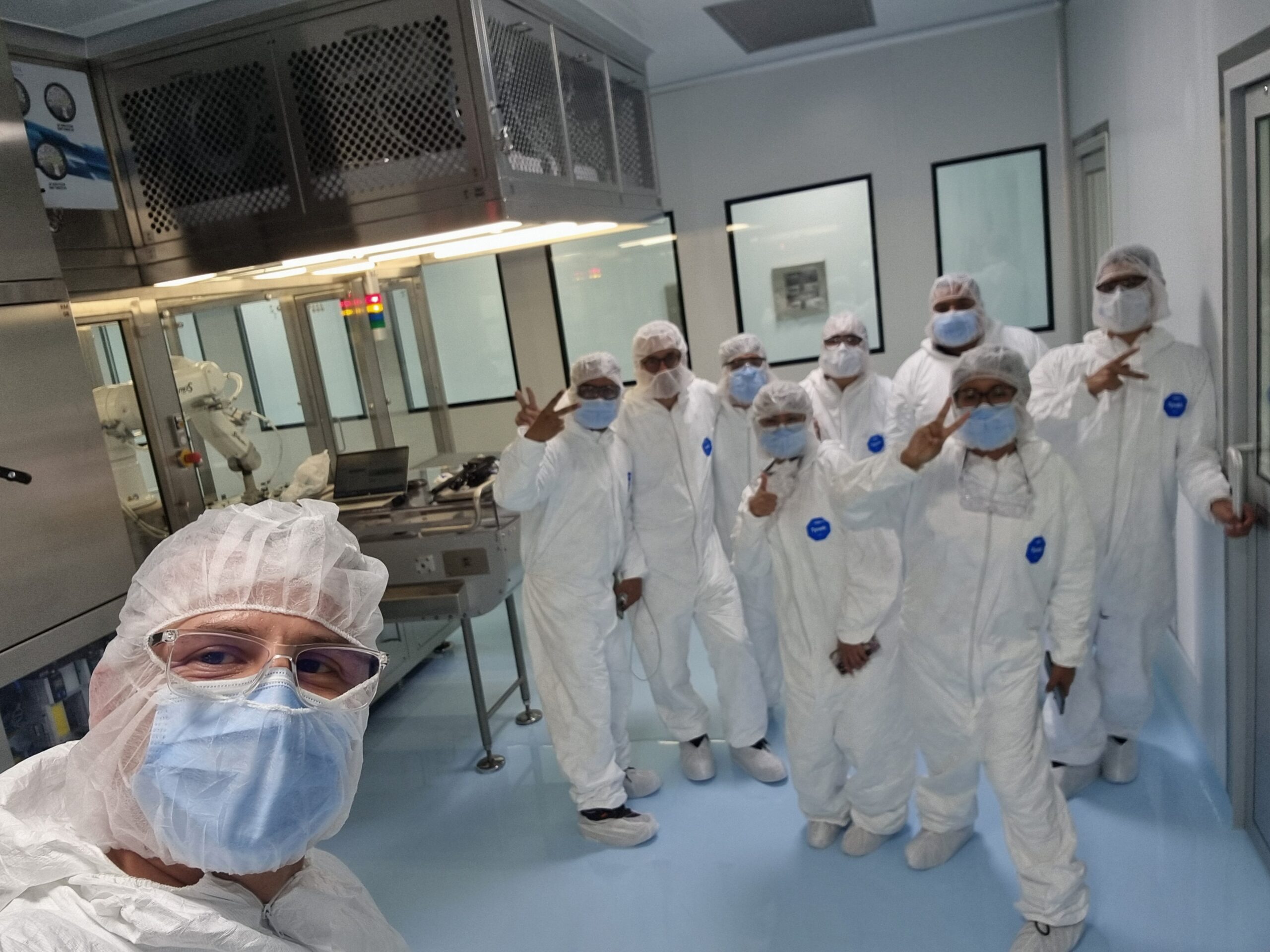 Equipo KROXTEK en un cuarto limpio