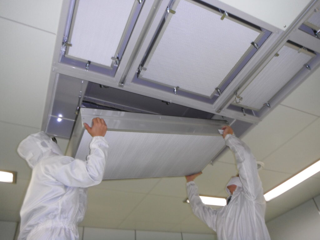 Pruebas de campo en cleanroom durante calificación y puesta en marcha