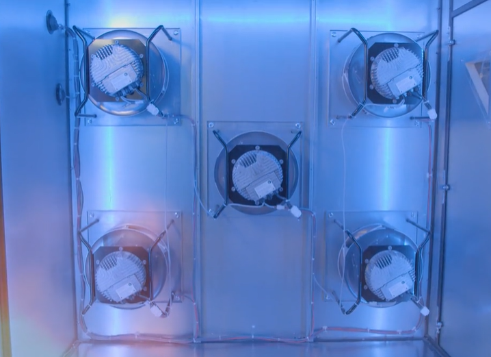 Arreglo de cinco ventiladores en una sección de manejadora de aire