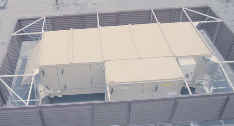 Unidad manejadora de aire instalada en exterior dentro de un cerramiento técnico